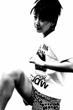 reversal.dogi.design.worksとのコラボTシャツを着る新井愛瞳。