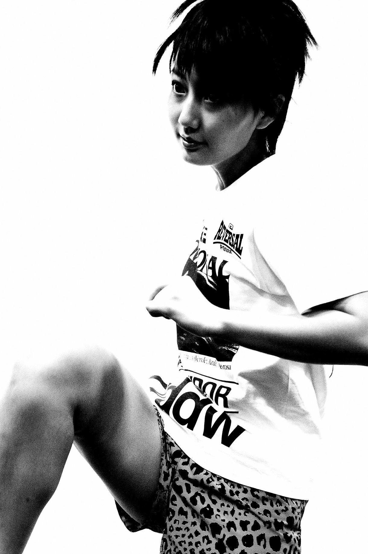 reversal.dogi.design.worksとのコラボTシャツを着る新井愛瞳。