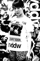 reversal.dogi.design.worksとのコラボTシャツを着る古川小夏。