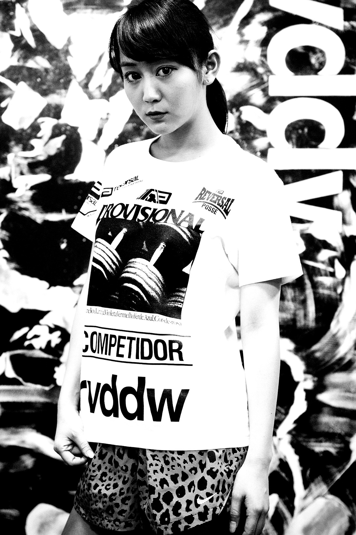 reversal.dogi.design.worksとのコラボTシャツを着る古川小夏。