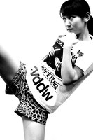 reversal.dogi.design.worksとのコラボTシャツを着る古川小夏。