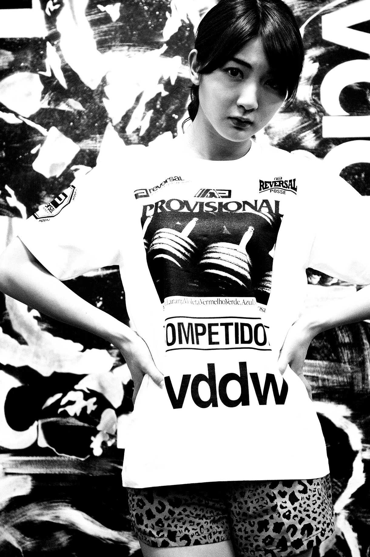 reversal.dogi.design.worksとのコラボTシャツを着る森咲樹。