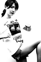 reversal.dogi.design.worksとのコラボTシャツを着る森咲樹。