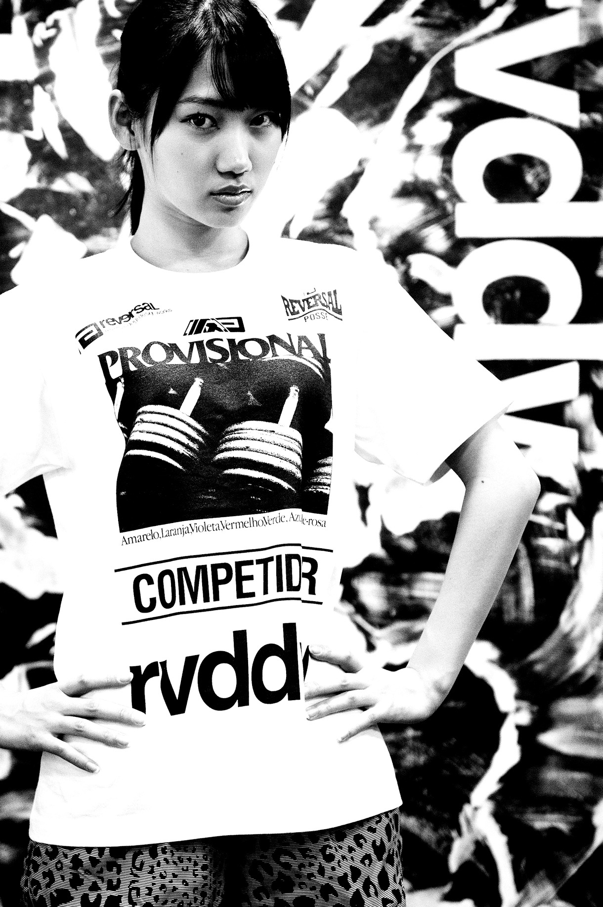 reversal.dogi.design.worksとのコラボTシャツを着る佐保明梨。