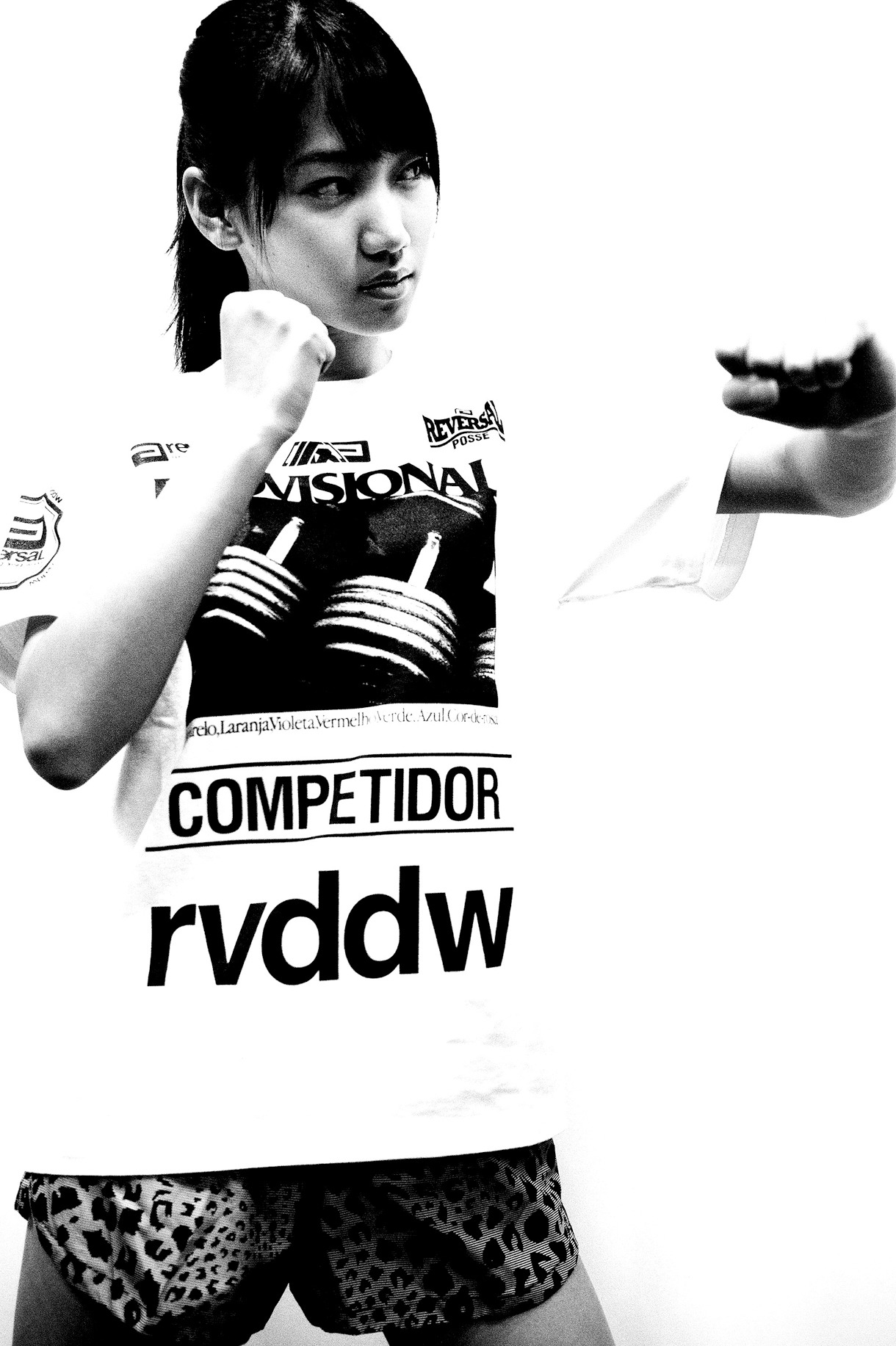 reversal.dogi.design.worksとのコラボTシャツを着る佐保明梨。