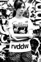 reversal.dogi.design.worksとのコラボTシャツを着る佐藤綾乃。