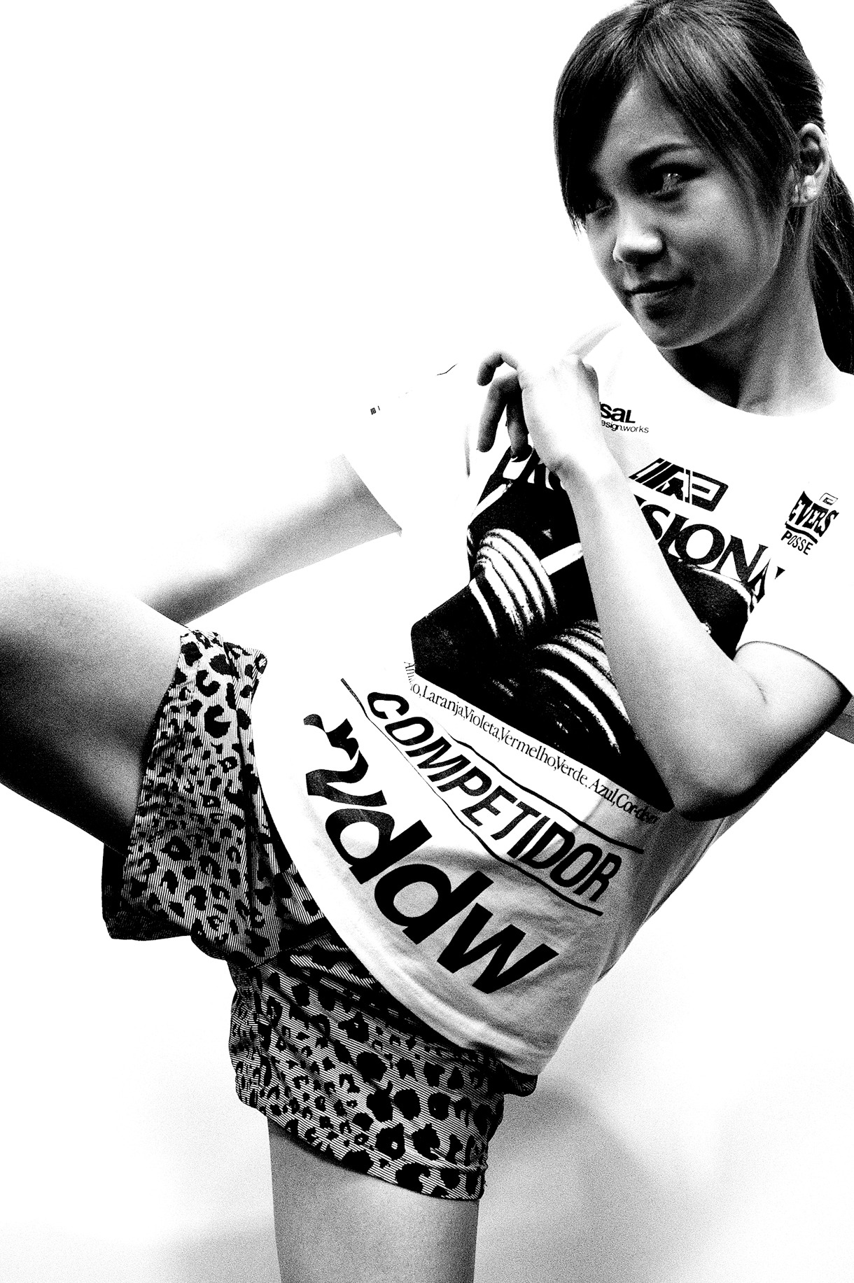reversal.dogi.design.worksとのコラボTシャツを着る佐藤綾乃。