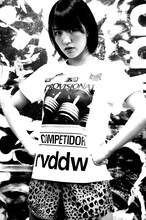 reversal.dogi.design.worksとのコラボTシャツを着る関根梓。