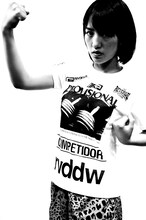 reversal.dogi.design.worksとのコラボTシャツを着る関根梓。