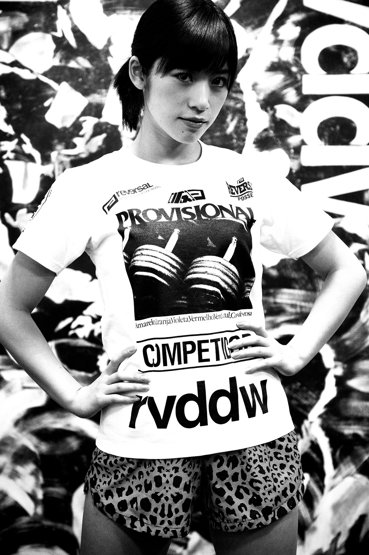 reversal.dogi.design.worksとのコラボTシャツを着る仙石みなみ。