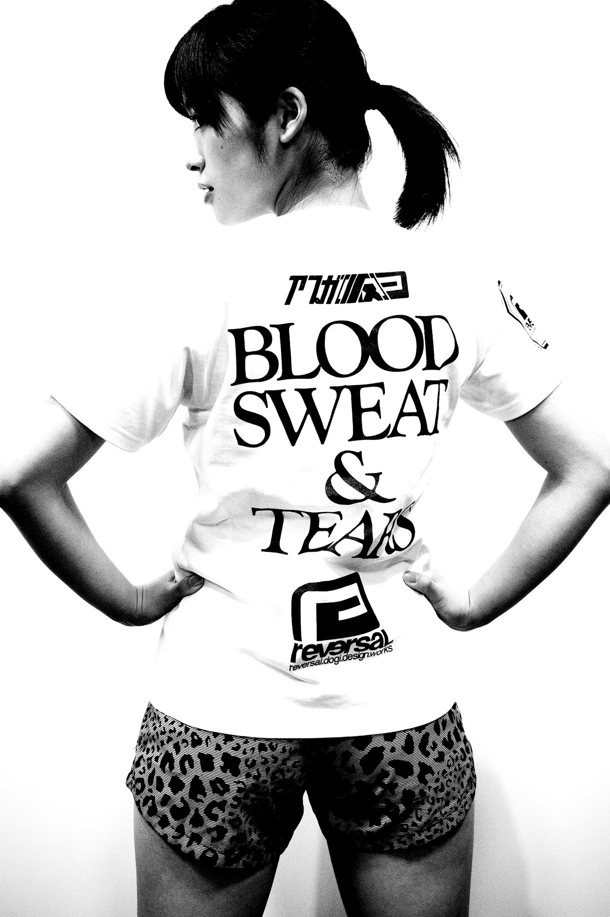 reversal.dogi.design.worksとのコラボTシャツを着る仙石みなみ。