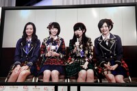 中継で会見に参加したHKT48メンバー。左から森保まどか、宮脇咲良、指原莉乃、兒玉遥。