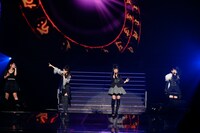 「Paradise Lost」を歌う井口裕香、今井麻美、内田真礼、南條愛乃。