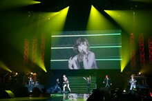 「Go EXCEED!!」を歌うMay'nとJAM Project。