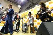 アコースティックスタイルでライブパフォーマンスを披露するSA。