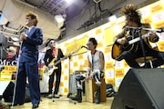 アコースティックスタイルでライブパフォーマンスを披露するSA。