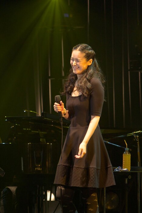 「手嶌葵コンサート2014」日本橋三井ホール公演の様子。
