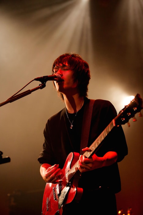 光村龍哉（Vo, G）（撮影：上飯坂一）