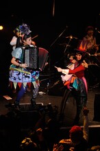 チャラン・ポ・ランタン「秋のゲシュタルト崩壊ツアー2014 ～シルク・ドゥ・チャランポ～」の様子。（撮影：三浦憲治）