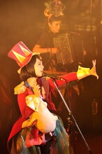 チャラン・ポ・ランタン「秋のゲシュタルト崩壊ツアー2014 ～シルク・ドゥ・チャランポ～」の様子。（撮影：三浦憲治）