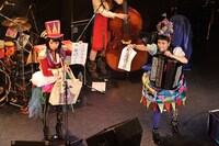 チャラン・ポ・ランタン「秋のゲシュタルト崩壊ツアー2014 ～シルク・ドゥ・チャランポ～」の様子。（撮影：三浦憲治）