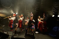 チャラン・ポ・ランタン「秋のゲシュタルト崩壊ツアー2014 ～シルク・ドゥ・チャランポ～」の様子。（撮影：三浦憲治）