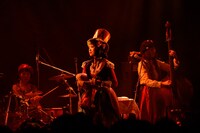 チャラン・ポ・ランタン「秋のゲシュタルト崩壊ツアー2014 ～シルク・ドゥ・チャランポ～」の様子。（撮影：三浦憲治）