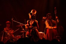 チャラン・ポ・ランタン「秋のゲシュタルト崩壊ツアー2014 ～シルク・ドゥ・チャランポ～」の様子。（撮影：三浦憲治）