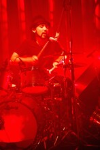 対馬祥太郎（Dr）（撮影：上飯坂一）