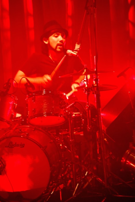 対馬祥太郎（Dr）（撮影：上飯坂一）