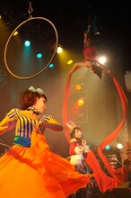 チャラン・ポ・ランタン「秋のゲシュタルト崩壊ツアー2014 ～シルク・ドゥ・チャランポ～」の様子。（撮影：三浦憲治）