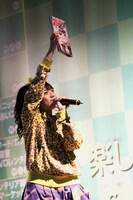 「週刊ビッグコミックスピリッツ」2014年52号を掲げる伊藤千由李。