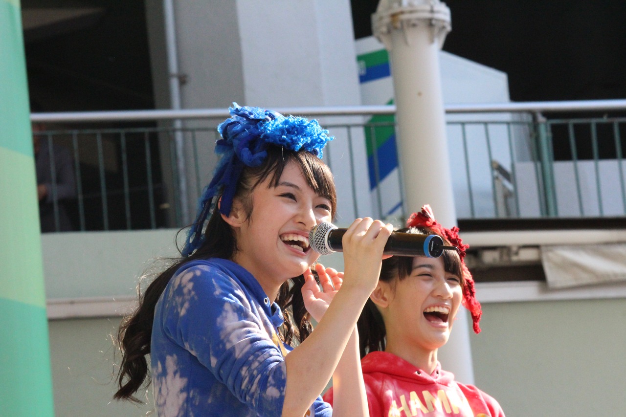 左から咲良菜緒、秋本帆華。