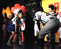 反復横跳び対決をする相原まり（左）と六角彩子選手（右）。