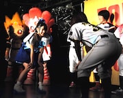 反復横跳び対決をする相原まり(左)と六角彩子選手(右)。