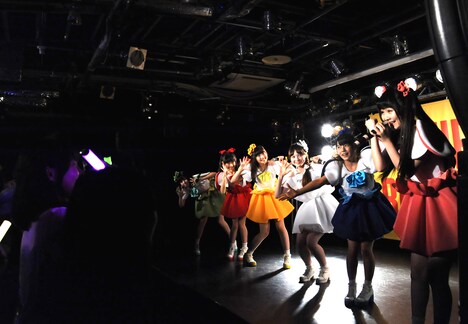 乙女新党によるミニライブの様子。