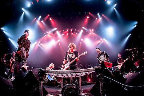 「J 2014 SPECIAL LIVE Akasaka BLITZ 5DAYS -LIKE A FIRE WHIRL-」2日目公演の様子。