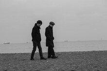 「細野晴臣 とまっていた時計がまたうごきはじめた」掲載写真。左から鈴木惣一朗、細野晴臣。（撮影：西田香織）