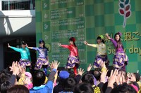 「『シャンプーハット』リリース記念フリーなライブ」大阪公演の様子。