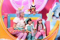 「どぅんつくぱ」MCの西内まりや、ココロくん、アイナちゃん。 (c)フジテレビ