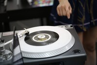 でんぱ組.inc「でんぱーりーナイト」アナログ7inch盤。（撮影：チェリーマン）