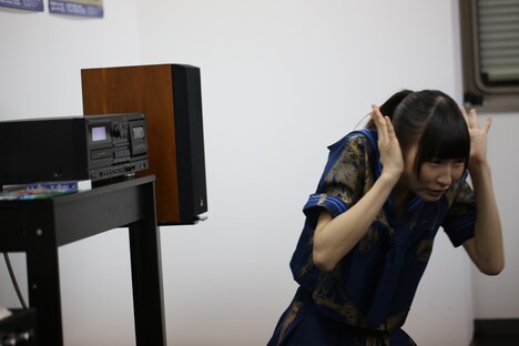 驚く藤咲彩音。(撮影:チェリーマン)