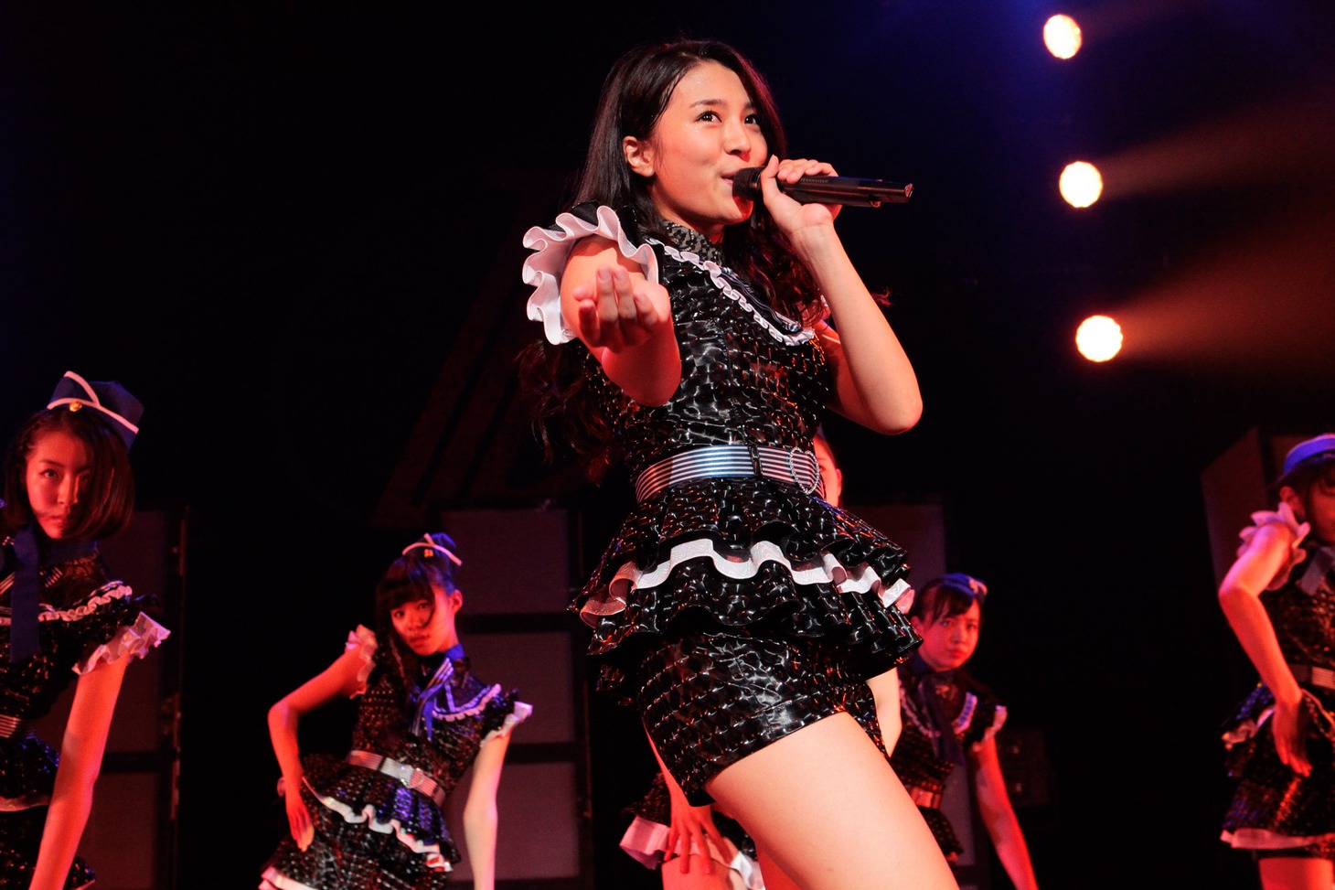 高嶋菜七（手前）