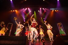 TPD DASH!!とともにパフォーマンスするメンバー。