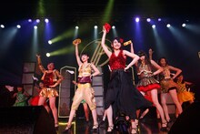 TPD DASH!!とともにパフォーマンスするメンバー。