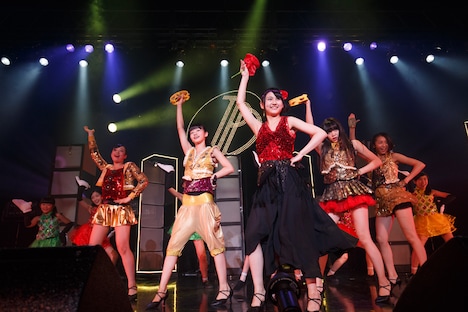 TPD DASH!!とともにパフォーマンスするメンバー。