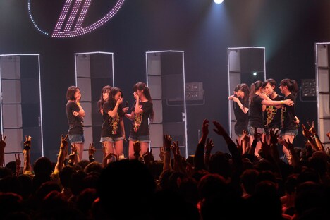 ステージ上で抱き合うメンバー。