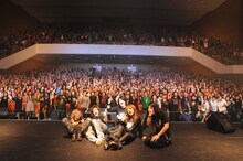 GALNERYUSと観客の集合写真。