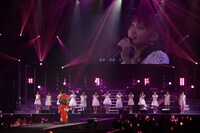 「見返り美人」歌唱の様子。