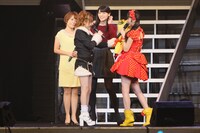 道重さゆみの卒業を祝うために駆けつけた田中れいな。